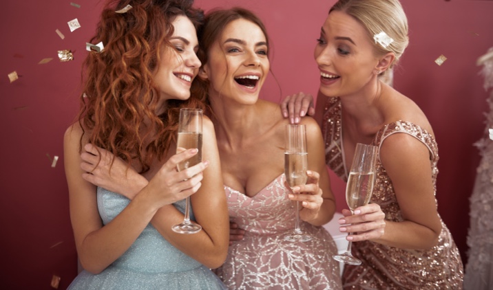 ドレス姿でパーティーを楽しむ女性たち